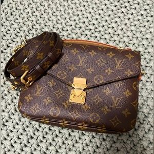 🕊️100% Authentic 🕊️ Louis Vuitton Pochette Metis Monogram